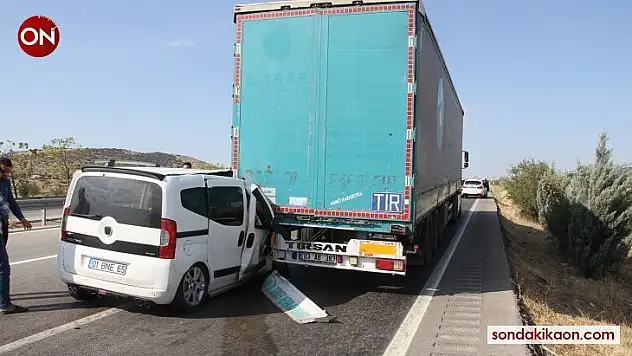 Hafif ticari otomobil tıra arkadan çarptı: 4 yaralı