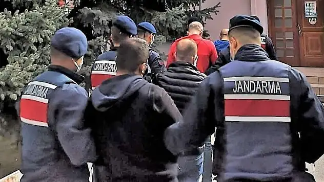 Haklarında 19 ve 20'şer yıl hapis cezası olan 2 dolandırıcı yakalandı
