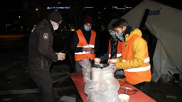 Hasarlı binalarda nöbet tutan bekçilere çorba ikramı