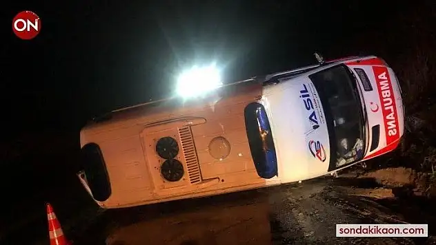 Hasta taşıyan ambulans devrildi: 3'ü sağlık görevlisi 4 yaralı