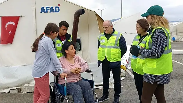 Hatay'da görev yapan Pamukkale HEM ekibi engelli depremzedeyi sevindirdi