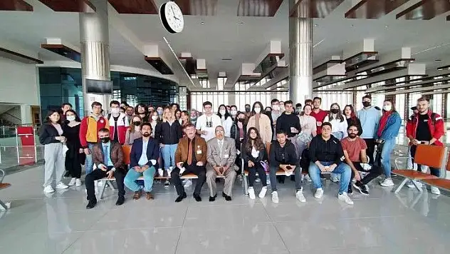 Havacılık okulu öğrencileri Koca Seyit Havalimanı'nı gezdi