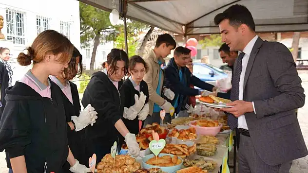 Hayır çarşısının geliri depremzede öğrencilere