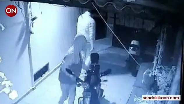 Hem yasağı deldiler hem de rahat tavırlarla motosikleti çaldılar