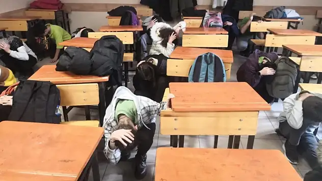 Hisarcık Şehitler Ortaokulu'nda deprem tahliye tatbikatı