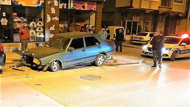 Hızını alamayan otomobil önce direğe sonra araçlara çarptı