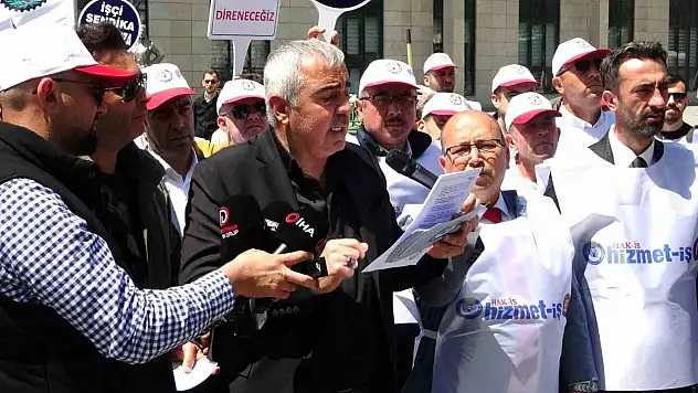 Hizmet-İş Sendikası'ndan Kütahya Belediyesi önünde tepki: 'İş barışını bozan uygulamalara son verin'