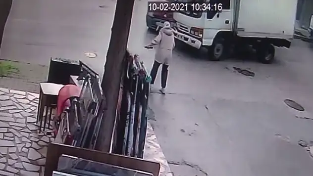 İki aracın altında kalmaktan son anda kurtuldu