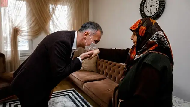 İnegöllü yaşlı kadın 10 yıldır askerler için çorap örüyor