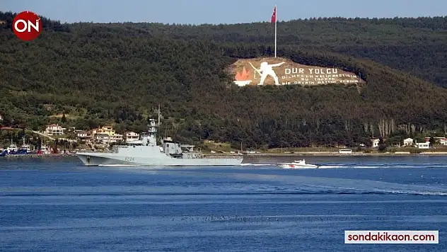 İngiliz savaş gemisi 'HMS Trent' Çanakkale Boğazı'ndan geçti