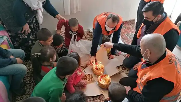İyilik İçin Derneği'nden kısıtlamada çocuklara doğum günü sürprizi