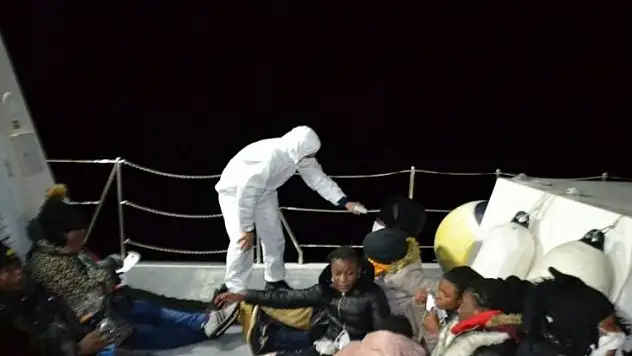 İzmir açıklarında 21 düzensiz göçmen kurtarıldı