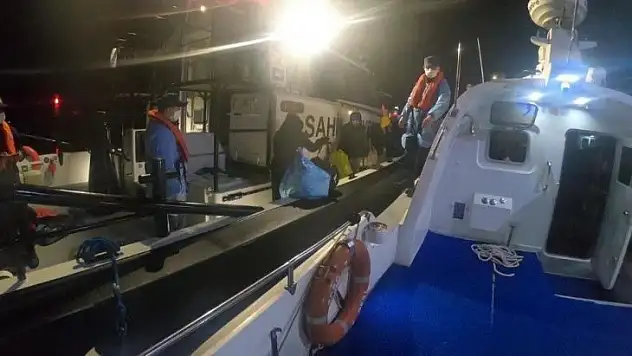 İzmir açıklarında botla sürüklenen 41 göçmen kurtarıldı