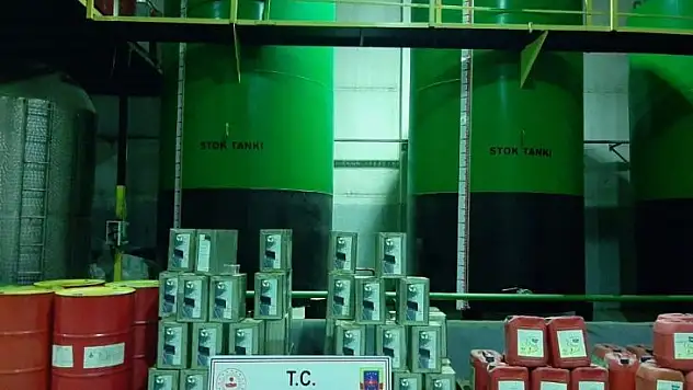 İzmir'de 22 bin litre kaçak akaryakıt ele geçirildi