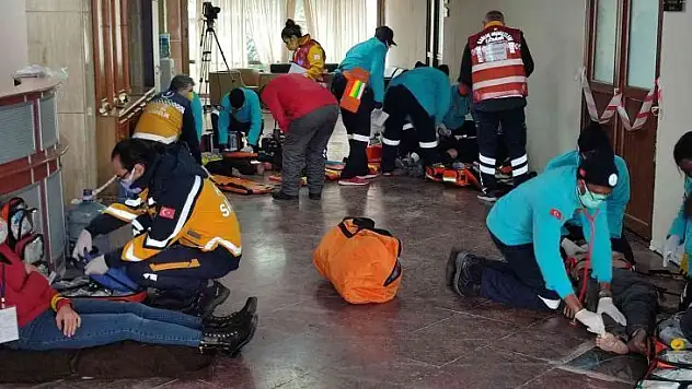 İzmir'de 9 ülkeden sağlık personellerinin katıldığı tatbikat gerçeği aratmadı