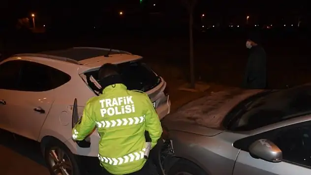 İzmir'de bir günde 2 zincirleme kaza: 14 araçta hasar oluştu