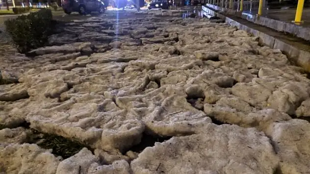 İzmir'de dolu birikintileri kar yağışını andırdı