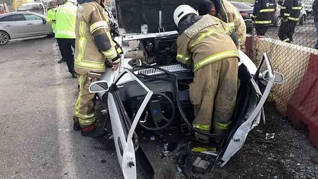 İzmir'de feci kaza: Otomobil ikiye bölündü, 4 kişi yaralandı