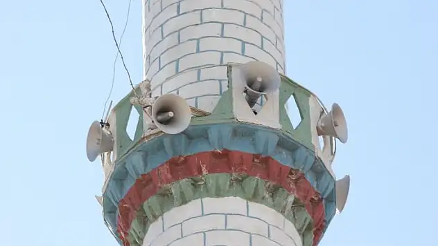 İzmir'de fırtına cami minaresinden beton parçalar koparttı