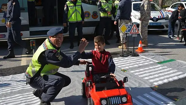 İzmir'de jandarmadan depremzede çocuklarla trafik etkinliği