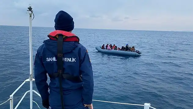 İzmir'de motoru arızalanan lastik bottaki 22 göçmen kurtarıldı