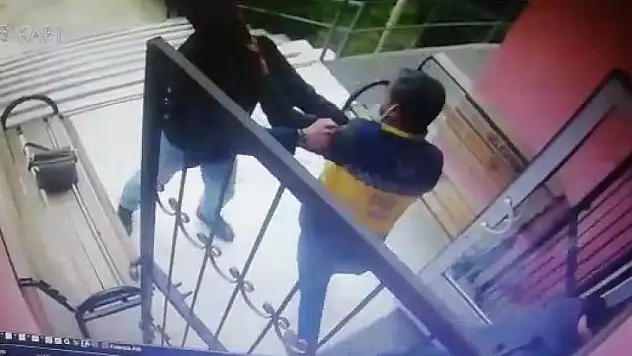İzmir'de sağlık personeline saldırı anı kamerada