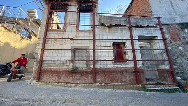 İzmir'de yıkılmaya yüz tutmuş tarihi yapılara 'demir korkuluklu' önlem