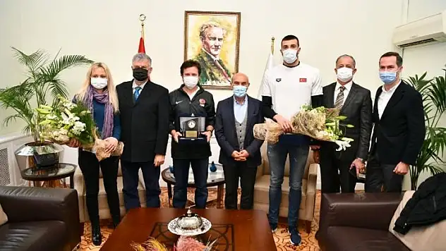 İzmir'e gurur yaşatan milli yüzücü Sakçı Başkan Soyer'i ziyaret etti
