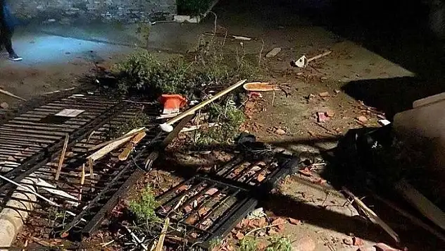 İzmir'in Çeşme ilçesi Alaçatı bölgesinde hortum çıktığı, 5 kişinin yaralandığı belirtiliyor. Öte yandan bölgede araçların zarar gördüğü, aydınlatma direklerinin ve bir inşaat vincinin devrildiği öğrenildi. Bölgede teknelerde de zararın olduğu ifade edildi