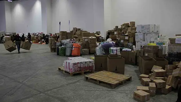 İzmirlilerden deprem bölgesine yardım seferberliği