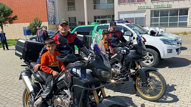 Jandarma depremzede çocukları unutmadı