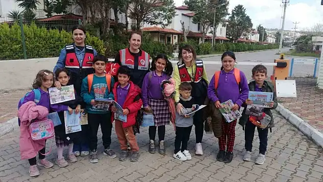Jandarma ekipleri depremzede çocuklarla buluştu