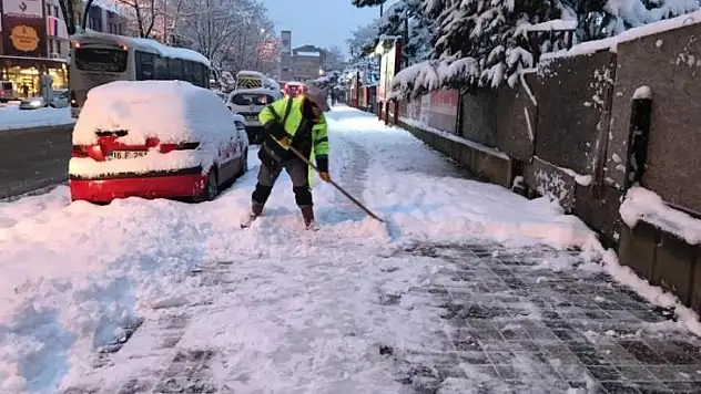 Kaldırımlar kar ve buzdan temizleniyor