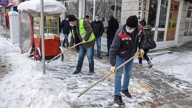 Kaldırımlar temizleniyor