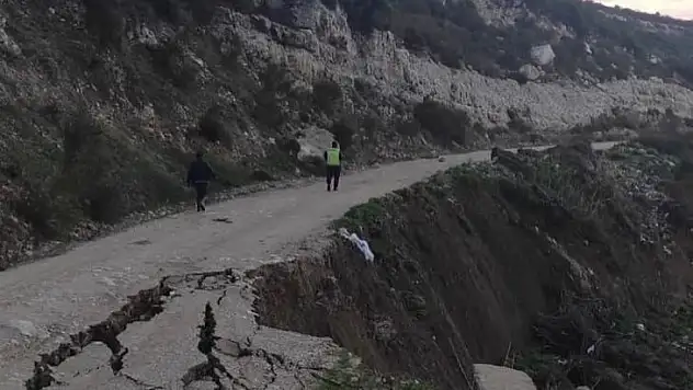 Karaburun'da facianın eşiğinden dönüldü: Çöken yol trafiğe kapatıldı