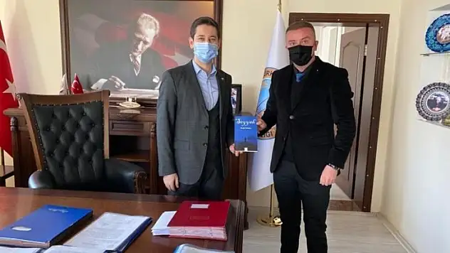Kayamakama kendi yazdığı kitabı hediye etti
