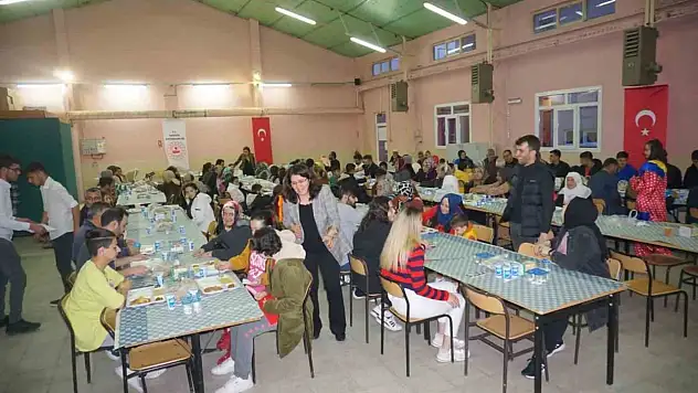 Kaymakam Arıkan depremzedeleri iftarda ağırladı