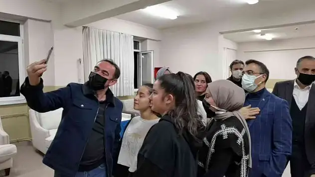 Kaymakam'dan ikiz kardeşlere telekonferansla baba sürprizi