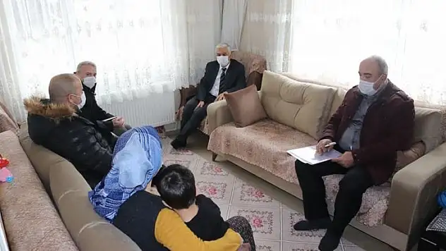Kaymakam Kanyılmaz, vatandaşın ihtiyaç ve taleplerini evlerinde dinliyor