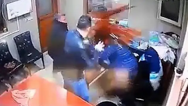 Kendisini işten çıkaran patronun yüzüne asit attı