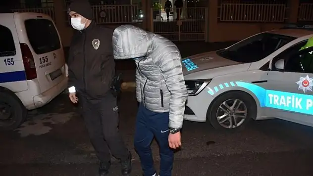 Kısıtlamada polisten kaçan araç sürücüsünün uyuşturucu testi pozitif çıktı