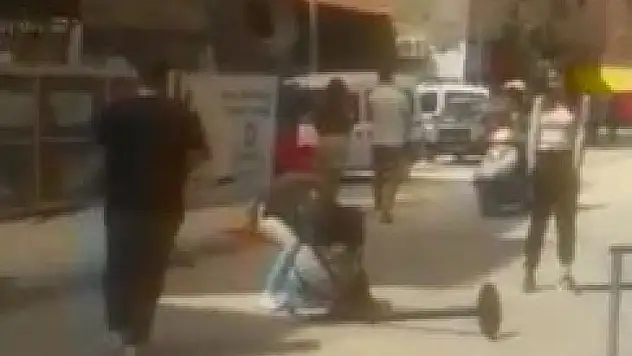 Kızların saç başa kavgasını erkek arkadaşları kayda aldı