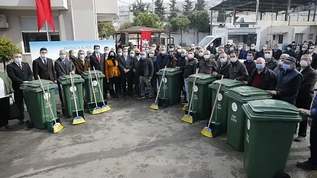 Konak'ta apartman görevlilerine temizlik seti