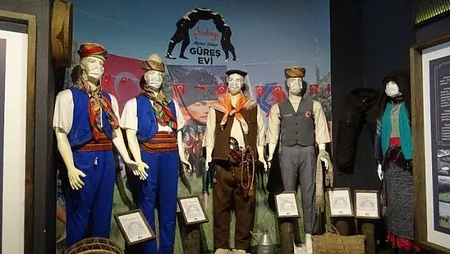 Korona virüse dikkat çekmek için heykellere maske taktılar