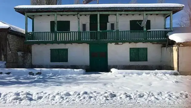 Köydeki 100 yıllık eski evler dimdik ayakta