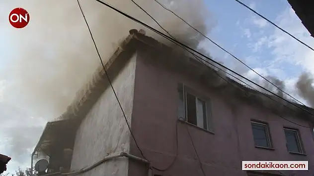 Kula'da tarihi bitişik 2 taş ev küle döndü
