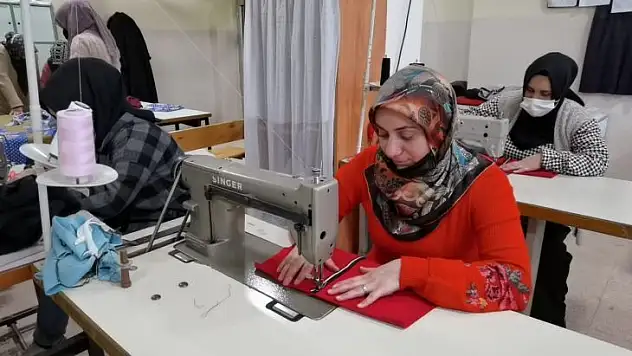 Kursiyer anneler ihtiyaç sahibi çocuklara elbise dikti