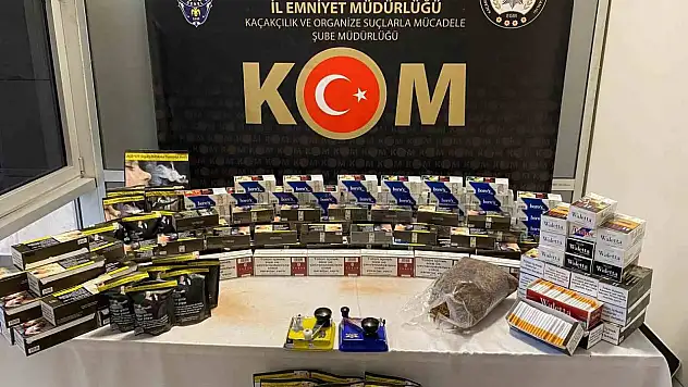 Kütahya'da 2 ev ve 1 işyerinde kaçak tütün ve makaron ele geçirildi