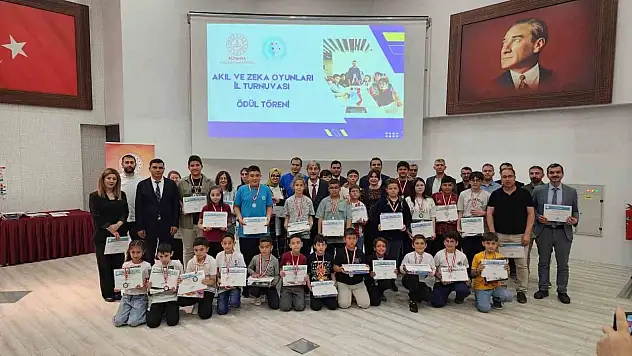 Kütahya'da akıl ve zeka oyunları il turnuvası ödül töreni