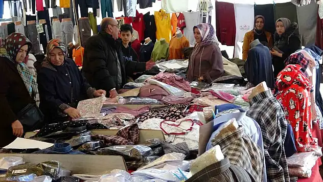 Kütahya'da Bayram Pazarı ilgi görüyor